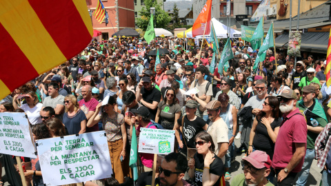 Pancartes contra els Jocs d'hivern al final de la manifestació a Puigcerdà.