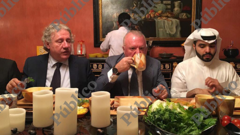 El comisario Villarejo y Joaquín Arespacochaga en uno de las comidas durante su viaje a Arabia Saudí.