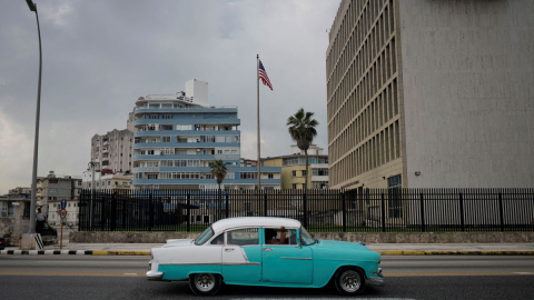 Un coche pasa junto a la embajada de EEUU en La Habana, Cuba, en una imagen de archivo de octubre de 2020.