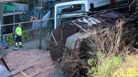 Las cabinas de los trenes accidentados en Sant Boi, con el grueso del tren de mercancías ya retirado, a 17 de mayo de 2022.