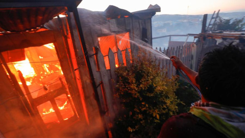 Vista de una de las más de un centenar de viviendas han quedado consumidas por las llamas en un incendio forestal que alcanzó ayer martes un sector poblado de la ciudad costera de Valparaíso