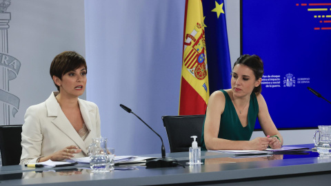 La portavoz del Gobierno y ministra de Política Territorial, Isabel Rodríguez García (i) y la ministra de Igualdad, Irene Montero (d) durante la rueda de prensa tras el Consejo de Ministros celebrado en La Moncloa este martes