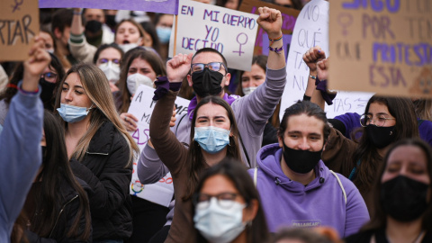 8/03/2022-Varias personas con carteles participan en una manifestación feminista por el 8M, Día Internacional de la Mujer, a 8 de marzo, en Valencia, Comunidad Valenciana