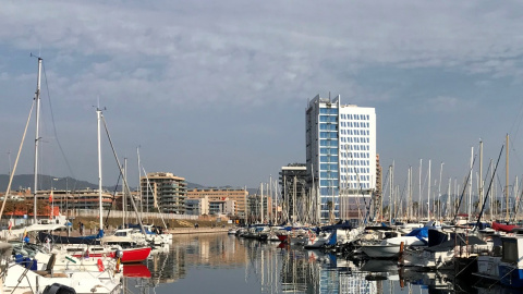 17/05/2022 - Perspectiva general de l'Hotel Marina Badalona, al fons.