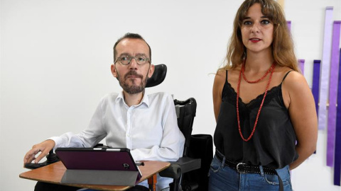 Los portavoces de Podemos Noelia Vera y Pablo Echenique durante la rueda de prensa posterior a la reunión de la Ejecutiva de la formación con la que abre el nuevo curso político. EFE/Víctor Lerena