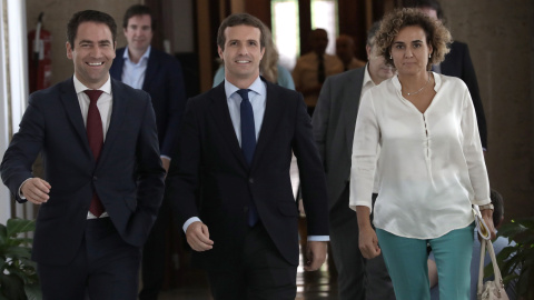 El presidente del PP, Pablo Casado, acompañado por Dolors Montserrat y el secretario general del partido, Teodoro García Egea, a su llegada a una reunión con asociaciones de jueces y fiscales  en el Congreso de los Diputados. EFE/Zipi