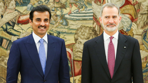 El emir de Qatar, el jeque Tamim bin Hamad al-Thani, posa con el rey Felipe VI durante su visita a España en mayo de 2022.