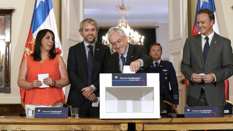 El presidente chileno Sebastián Piñera durante la presentación del plebiscito constitucional este viernes. / EFE