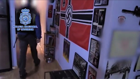 Una enorme bandera nazi, encontrada durante el registro.