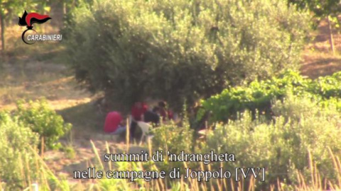 Imagen de los Carabinieri donde se muestra una reunión de los jefes de la Ndrangheta al sur de Italia - AFP