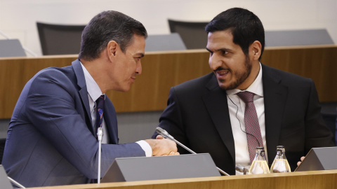 El presidente del Gobierno, Pedro Sánchez (i), saluda al presidente de la Qatari Businessmen Association, H.E. Sheikh Faisal Bin Qassim Al-Thani (d), durante el acto inaugural del foro empresarial España-Qatar,