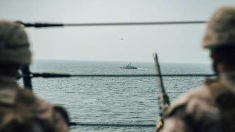 Infantes de Marina estadounidenses observan una nave iraní en el estrecho de Ormuz. / Reuters