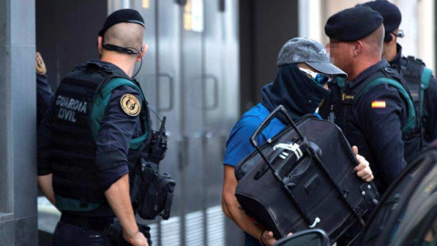 Registro que los agentes de la Guardia Civil realizaron el lunes en una vivienda de Sabadell durante la operación contra los CDR. (EFE)