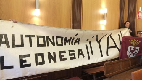 Pancarta desplegada en el pleno del Ayuntamiento de León en favor de la autonomía de la Región Leonesa. - EUROPA PRESS