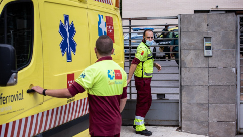 Sanitarios en ambulancia, en San Agustín de Guadalix, Madrid.