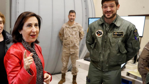 MADRID, 26/12/2019.- La ministra de Defensa en funciones, Margarita Robles, durante su visita este jueves la Base Aérea de Torrejón de Ardoz para conocer las características y funcionamiento del simulador C15, del Ala12, una de las unidades principales