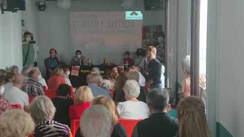 (18/5/2022) Científicos, periodistas y familias de las víctimas asisten a la presentación de la plataforma Verdad y Justicia en la librería Traficantes de Sueños (Madrid).