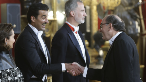 El emir de Qatar, Tamim bin Hamad Al Thani, saluda al presidente de Iberdrola Ignacio Galán, junto a Felipe VI en el Palacio Real de Madrid.