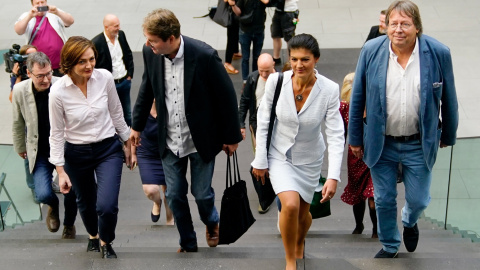 (De izq a der) El dramaturgo Bernd Stegeman; el alcalde de la ciudad de Flensburgo, Simone Lange; la presidenta del grupo parlamentario del partido Die Linke (La Izquierda) del Parlamento alemán, Sahra Wagenknecht; y el antiguo presidente del partido Los