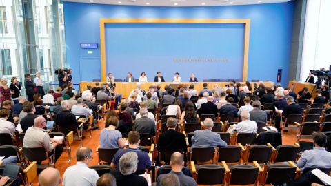 (De izq a der) El representante de la sociedad civil alemana, Hans Albers; el antiguo presidente del partido Los Verdes, Ludger Volmer; la alcaldesa de Flensburgo, Simone Lange; el dramaturgo Bernd Stegemann; y la presidenta del grupo parlamentario del pa