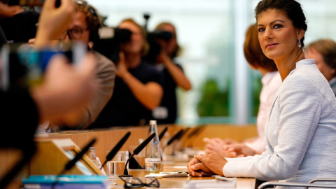 La presidenta del grupo parlamentario del partido Die Linke (La Izquierda) del Parlamento alemán, Sahra Wagenknecht en la rueda de prensa para anunciar la fundación del movimiento Aufstehen (Levantarse), en Berlín, Alemania. EFE/ Alexander Becher