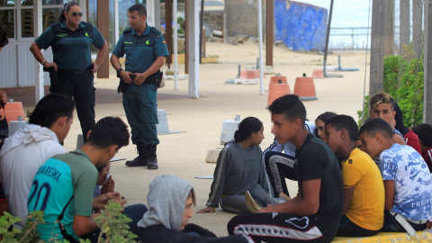 Menores esperando en la playa de Bolonia enTarifa (Cádiz) tras ser rescatados en un patera en aguas del Estrecho de Gibraltar - EFE/ A.Carrasco Ragel