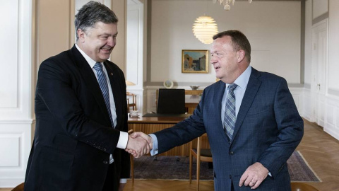 Lars Løkke Rasmussen, jefe del Gobierno danés, estrecha la mano del presidente de Ucrania,  Petró Poroshenko - EFE