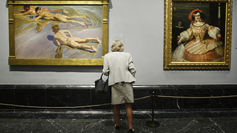 Una mujer observa en el Museo del Prado un cuadro de Sorolla - Reuters