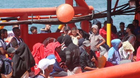 El buque de salvamento Maria Zambrano entrando atracando esta tarde en el puerto de Algeciras (Cádiz) con los 198 inmigrantes rescatados a lo largo de la jornada de este martes./EFE