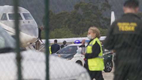 El rey Juan Carlos I (izda) llega al aeropuerto vigués de Peinador en un avión privado.