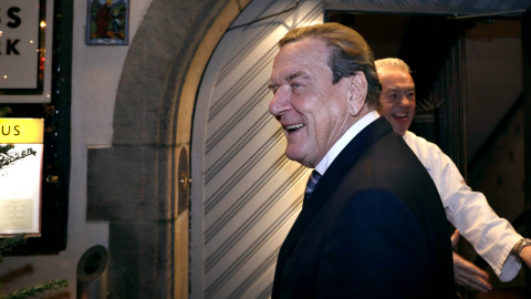 El ex canciller alemán Gerhard Schroeder llega a una reunión de celebración con sus ex ministros con motivo del 20º aniversario del primer gobierno de la unión federal rojo-verde