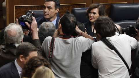 El presidente del Gobierno en funciones, Pedro Sánchez, y la vicepresidenta, Carmen Calvo, en los bancos azules, en la sesión constitutiva del Congreso para la XIV Legislatura, el pasado 3 de diciembre. AFP/Pierre-Phillippe Marcou