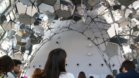 L'estructura de l'argentí Tomás Saraceno a l'últim pis-mirador de la torre Glòries.