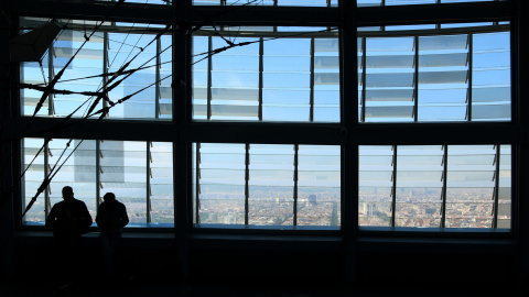 Dos individus al mirador a l'últim pis de la torre Glòries.