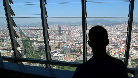 Un visitant contempla les vistes de la ciutat (Sagrada Família i avinguda Diagonal a l'esquerra), des del mirador de la torre Glòries.