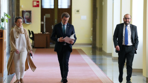 19/5/22  Feijóo, en el Parlamento de Galicia entre Mar Sánchez Sierra, directora de Comunicación del PP y ex secretaria de Medios de la Xunta; y Álvaro Pérez López, ex secretario xeral de Presidencia.