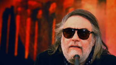 El compositor griego Vangelis Papathanassiou durante una conferencia de prensa en Atenas, Grecia, el 27 de junio de 2001 (publicado el 19 de mayo de 2022).