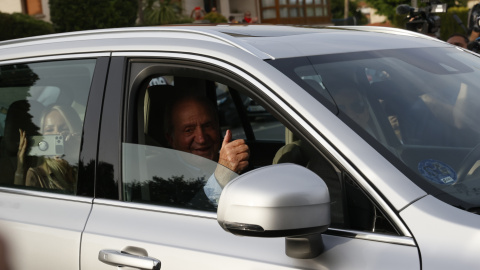 El rey Juan Carlos ha hecho este jueves el gesto de que todo bien al ser preguntado por cómo estaba al llegar en Sanxenxo (Pontevedra) a casa de su amigo íntimo y anfitrión Pedro Campos. Juan Carlos I, que para contestar ha dibujado un "ok" conectando 