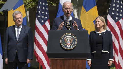 El presidente estadounidense Joe Biden (C), el presidente finlandés Sauli Niinisto (L) y la primera ministra sueca Magdalena Andersson pronuncian breves comentarios en el jardín de rosas de la Casa Blanca en Washington, DC, EE. UU., 19 de mayo de 2022. 