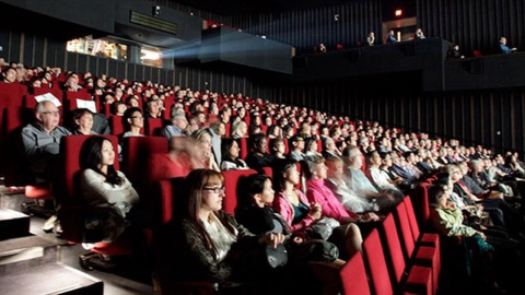 Espectadores atentos en la sala de cine