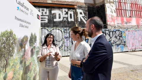 La directora general adjunta de la Fundación ”la Caixa, Elisa Durán; la teniente de alcalde de Ecología, Urbanismo, Infraestructuras y Movilidad del Ayuntamiento de Barcelona, Janet Sanz, y el director de servicios de recintos e infraestructuras de F