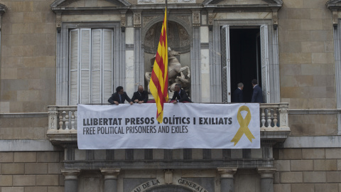 Trabajadores de la Generalitat colocan en el balcon del Palau una pancarta pidiendo la libertad de los politicos presos tras el acto de posesión del nuevo Govern. EFE/Quique García