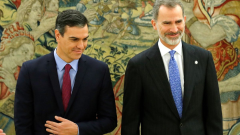 El presidente del Gobierno, Pedro Sánchez, y Felipe VI posan juntos después de que Sánchez prometiera su cargo como presidente, en el Palacio de La Zarzuela, a 8 de enero de 2020.