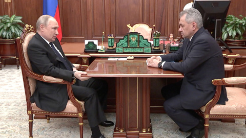 El presidente de Rusia, Vladímir Putin, y el ministro de Defensa ruso, Serguéi Shoigú, durante una reunión, a 21 de abril de 2022.