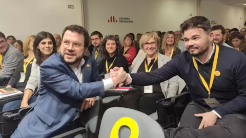 El vicepresidente del Govern y coordinador de ERC, Pere Aragonès, y el diputado de ERC en el Congreso Gabriel Rufián, en el Consell Nacional de ERC, el 2 de enero de 2020. - EUROPA PRESS