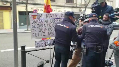 La PolicÃ­a reduce a un hombre que lucÃ­a una pancarta en Ferraz