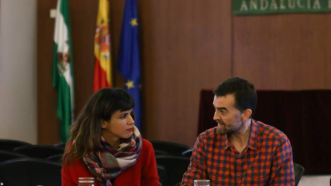 La líder de Podemos en Andalucía, Teresa Rodríguez, y el de IU-A, Antonio Maíllo, durante una reunión. E.P.