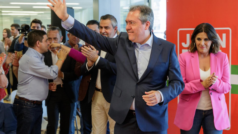 El candidato del PSOE a la presidencia de la Junta de Andalucía, Juan Espadas, saluda durante la presentación hoy miércoles en Sevilla del programa electoral de su partido para las elecciones del 19 de junio.