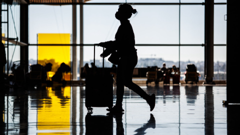 Una mujer en la Terminal 4 del Aeropuerto Adolfo Suárez-Madrid Barajas, a 30 de diciembre de 2021, en Madrid.