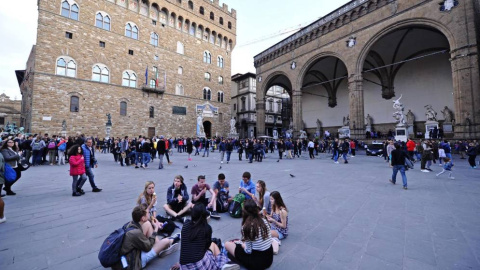 Un grupo de turistas comen en la plaza de la Señoría de Florencia. REUTERS/Archivo